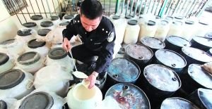 4月19日，浙江省台州市黄岩公安分局民警对查获的地沟油进行检查封存。 IC 资料