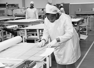  南非雇员在晶科能源公司南非太阳能板生产线上工作